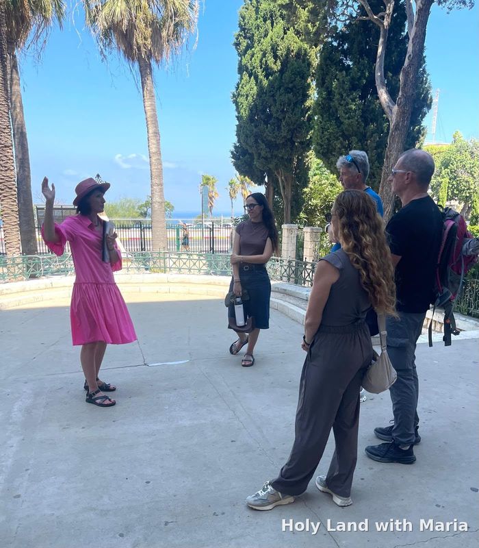 Maria Lando guiding a small group tour in Haifa